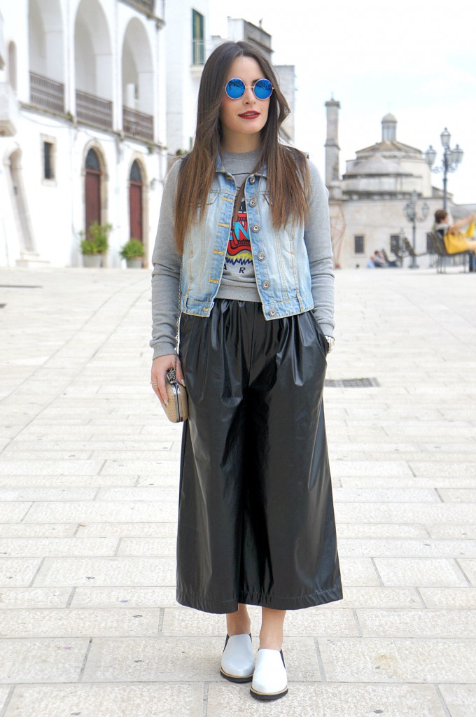 Look con pantalone in pelle