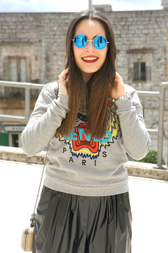 Look con felpa Kenzo