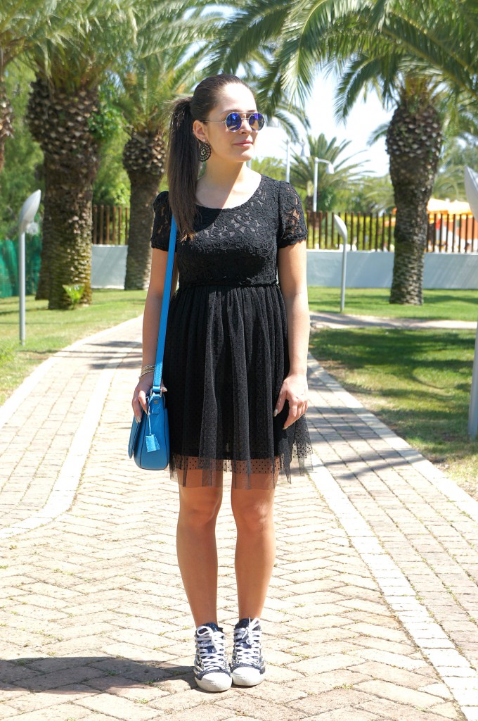 Vestito nero in tulle abbinato a sneakers