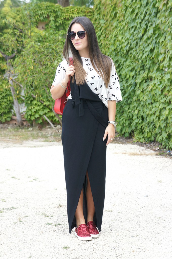 Look con salopette e cartella rossa