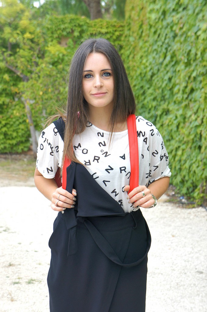 Look con salopette e cartella rossa