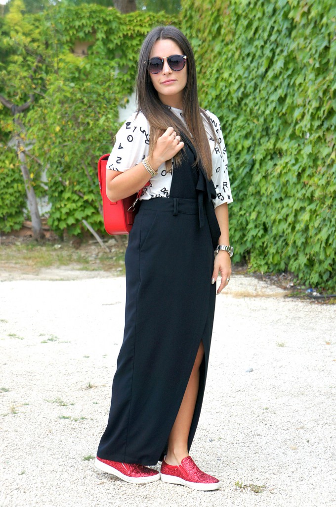 Look con salopette e cartella rossa