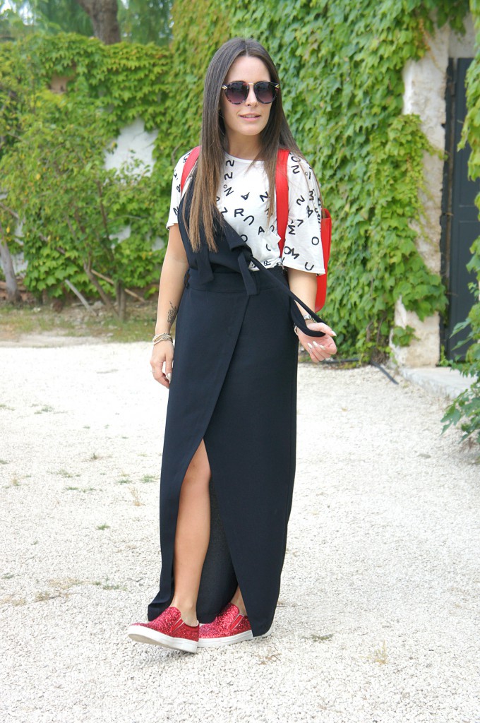 Look con salopette e cartella rossa