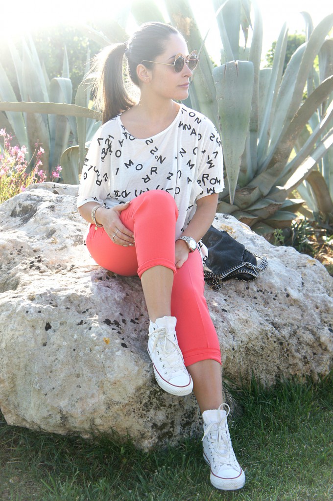 Look con Converse bianche