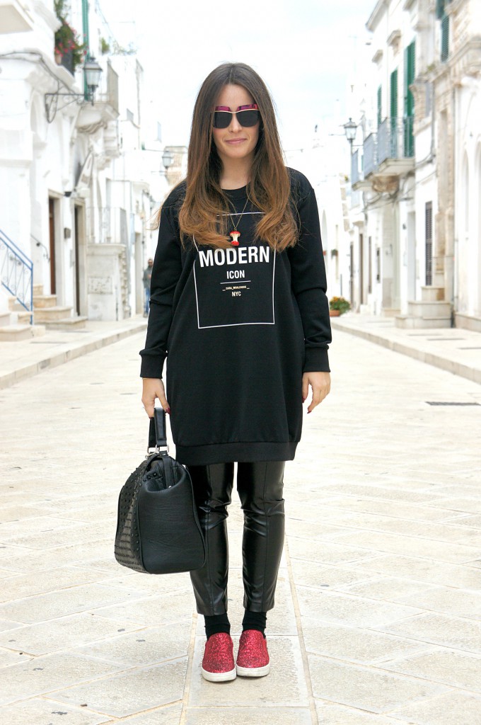 look total black e slip on