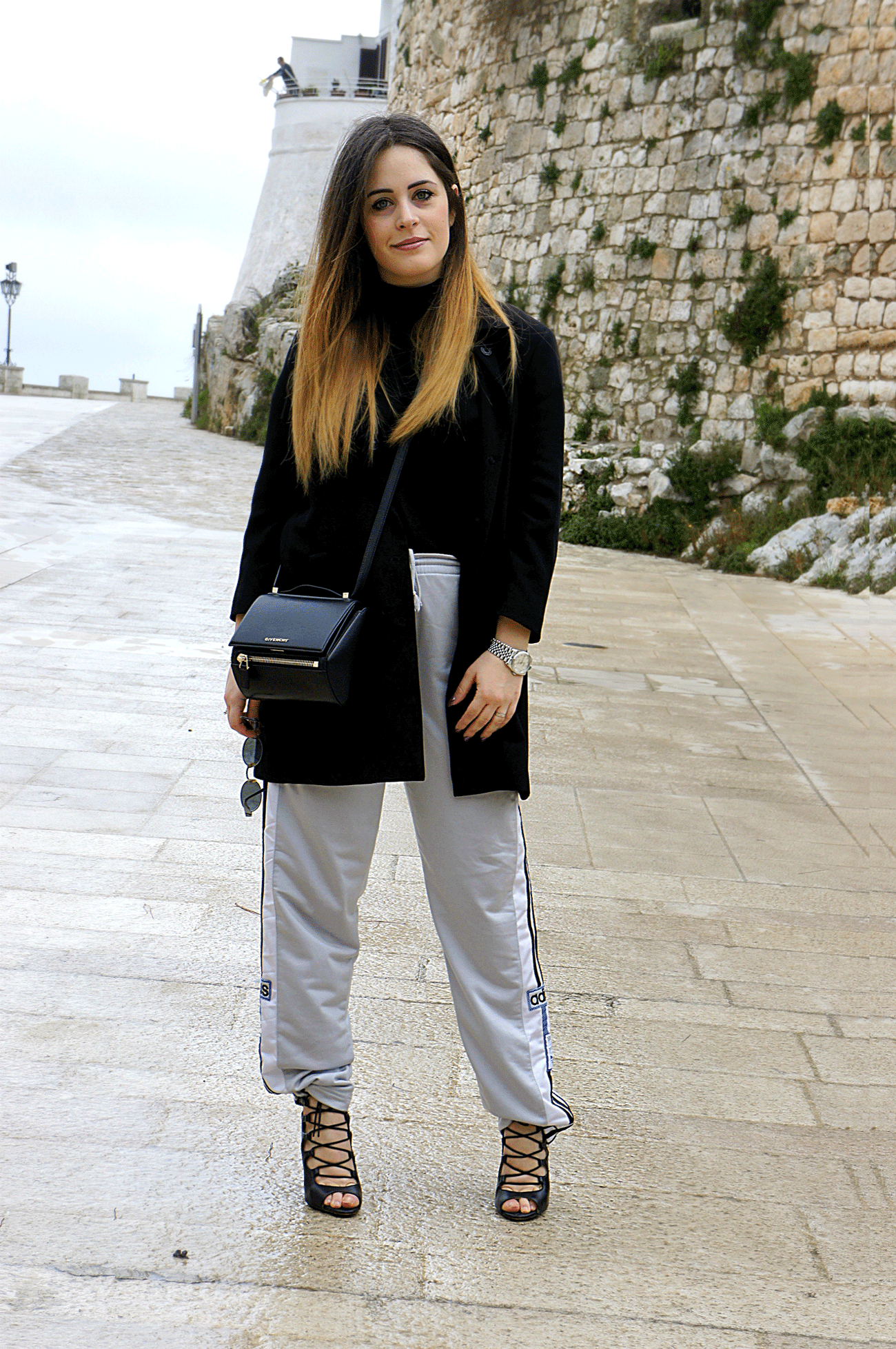 outfit con pantaloni adidas